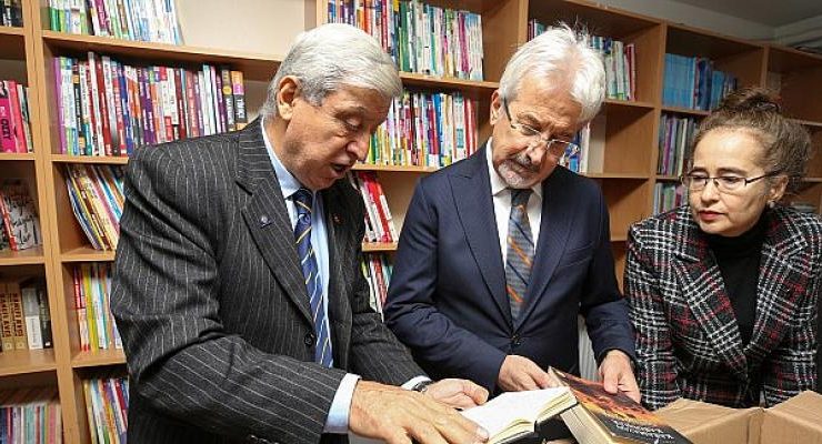 Emekliler Meclisi’nin 100 bininci kitap gururu