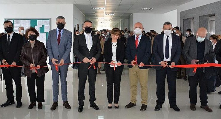 Prof. Dr. Kürşad Turgut Anma Sergisi, Yakın Doğu Üniversitesi Veteriner Hekimliği Fakültesi’nde açıldı