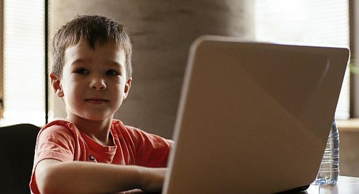 Zoom, Güvenli İnternet Günü için dijital ortamda çocukları koruma ipuçları paylaştı
