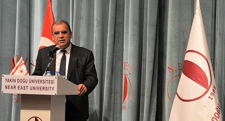 Doç. Dr. Mustafa Hastürk’ün “Mavi Elma” adlı kişisel resim sergisi, Başbakan Dr. Faiz Sucuoğlu tarafından Yakın Doğu Üniversitesi Atatürk Kültür ve Kongre Merkezi Sergi Salonu’nda açıldı