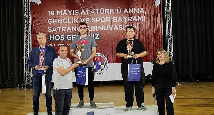 19 Mayıs Satranç Turnuvası’nda Ödüller Sahiplerini Buldu