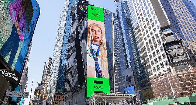 Aleyna Tilki Spotify EQUAL kapsamında iki kez New York Times Square’de boy gösterdi