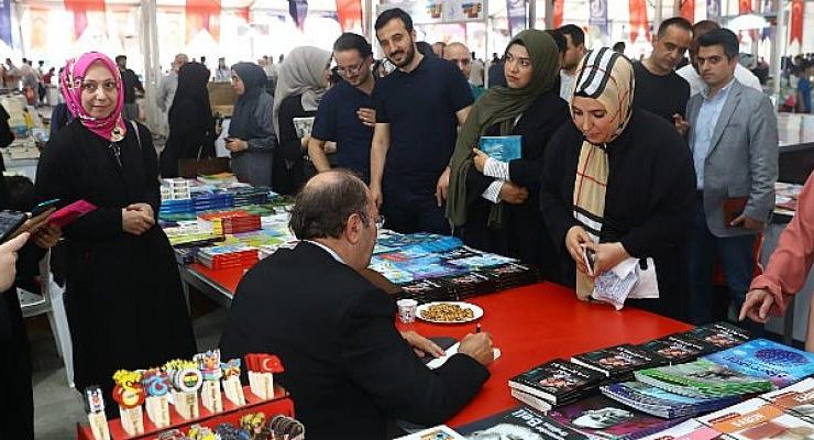 Başkan Özdemir, kitap imzalatmak için kuyruğa girdi