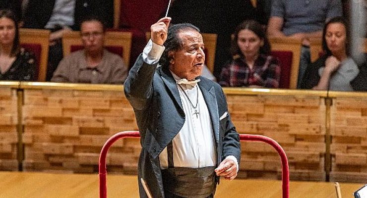 Cumhuriyet Konserinde Dünyaca Ünlü Şef: Alexander Rahbari CRR Senfoni Orkestrası’nı Yönetmek İçin İstanbul’da!