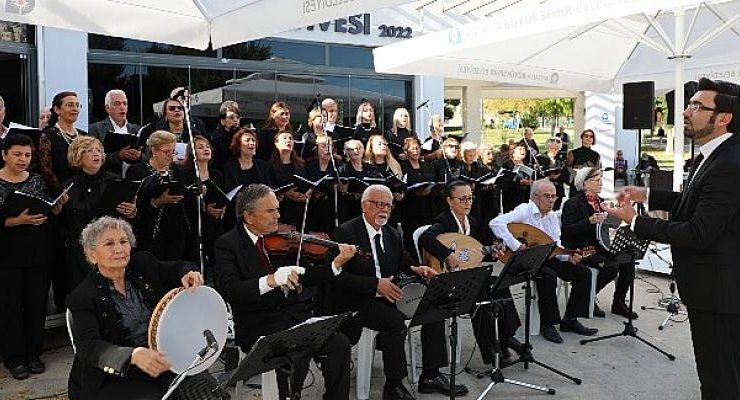 Aktif Yaşlı Merkezi TSM Korosu  emekliler için konser verdi